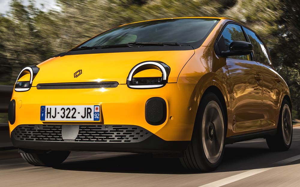 Tre Quarti Anteriore della Renault Twingo E-Tech electric 2026 Color Jaune Mango